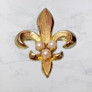 VINTAGE Elegant Gold Fleur-de-Lis Brooch with Pearls